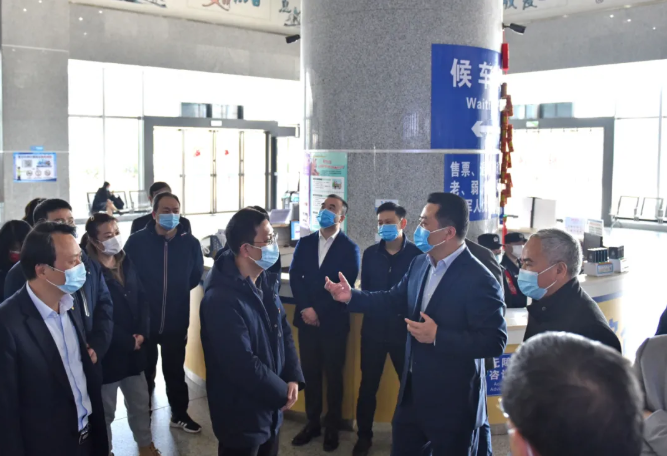 王曉向總部機關(guān)、都市城際公交干部員工拜年