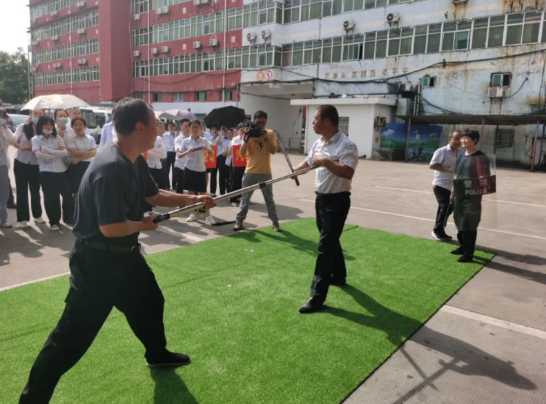 鷹潭長運 鷹潭公交 聯(lián)合市交通局、消防支隊開展“消防應急救援暨防恐防暴聯(lián)合演練”