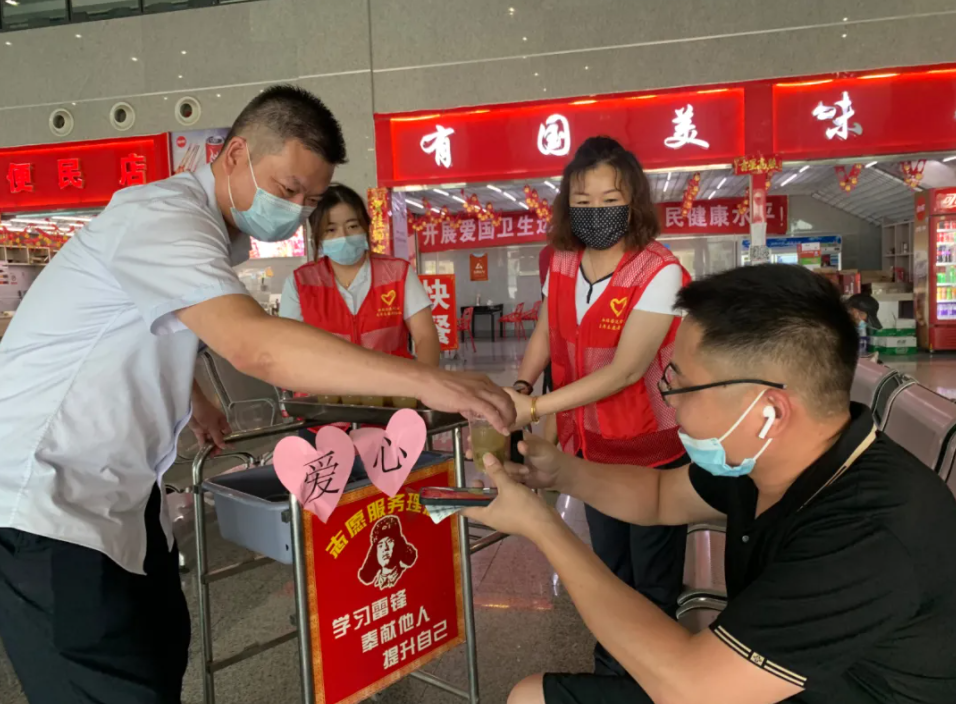 都市城際公交 長途汽車西站、徐坊客運站開展送清涼活動