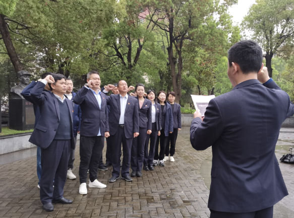 都市城際公交 旅游客運(yùn)分公司黨支部開展“緬懷革命先烈，傳承紅色基因”祭掃活動(dòng)