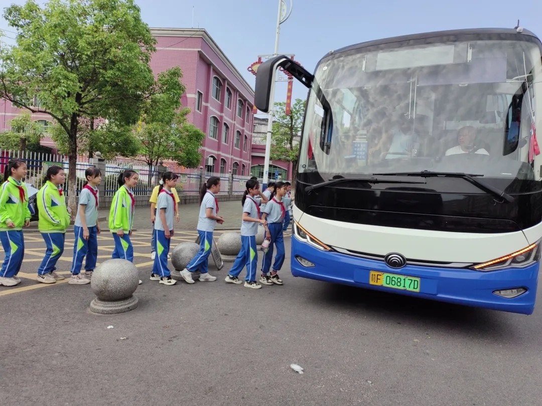 撫州長運(yùn):廣昌分公司護(hù)航師生研學(xué)之路