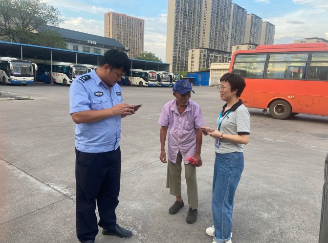 撫州長(zhǎng)運(yùn)：失憶老人迷方向 車(chē)站助其找親人