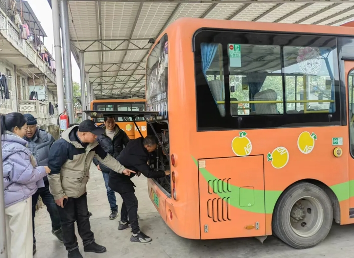 撫州長運(yùn)：南豐分公司開展“愛車?yán)！苯涣骰顒? onmousewheel=