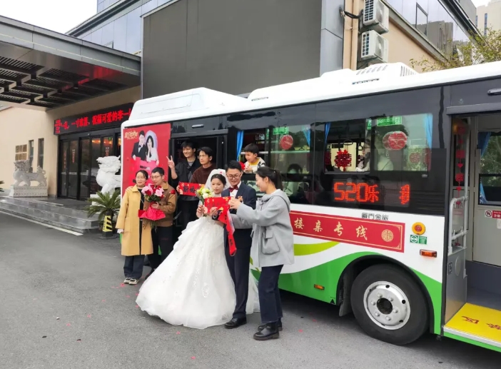黃山長運：公交車變浪漫“婚車” 環(huán)保又時尚