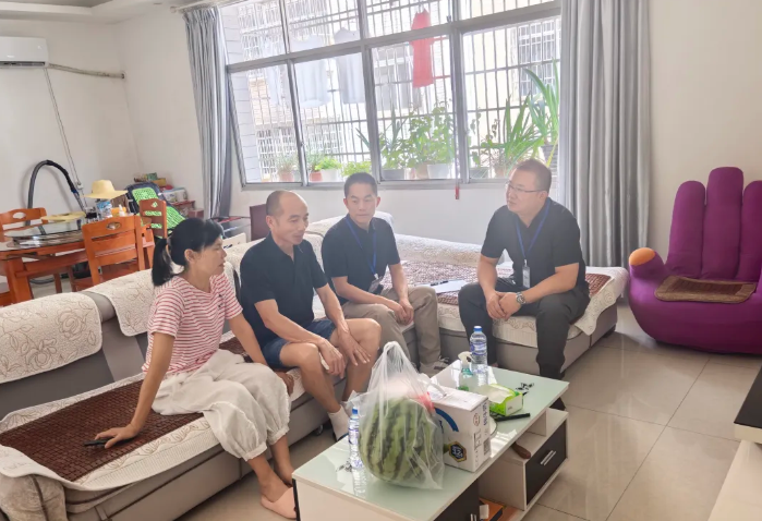 萍鄉(xiāng)長運(yùn) 家訪暖心行   共筑同心橋