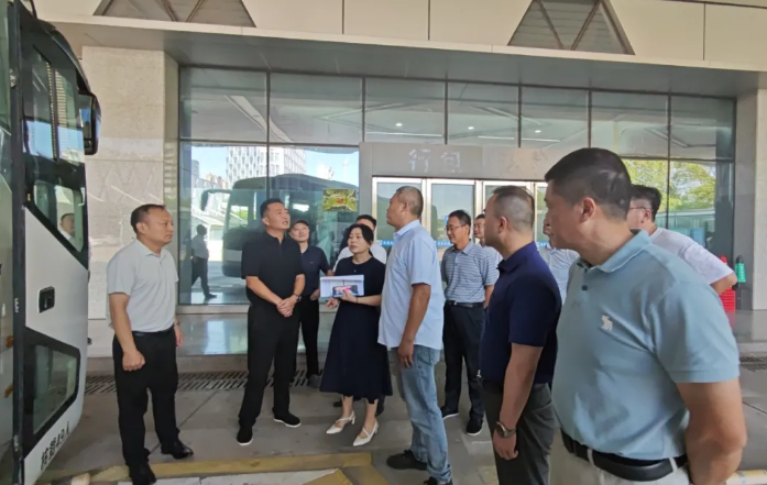 王曉檢查指導(dǎo)老舊車(chē)輛翻新工作