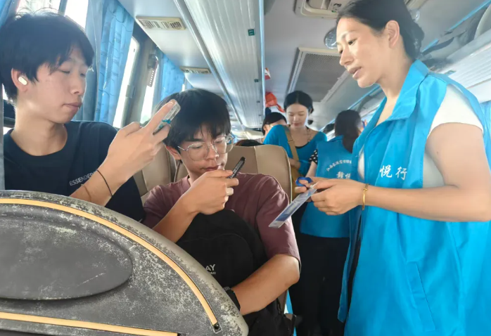 新余長運：“雙節(jié)”高峰顯擔當 多舉措保障客流與業(yè)務雙提升