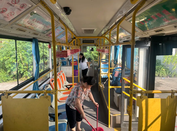 服務質(zhì)量“百日”攻堅 || 新余公交：多線路聯(lián)動 開展機動車大掃除