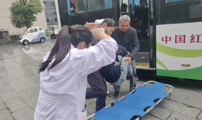 暖新聞 || 黃山長運(yùn)：公交車秒變“救護(hù)車”！一場與時(shí)間賽跑的生命救援在城鄉(xiāng)道路上悄然上演