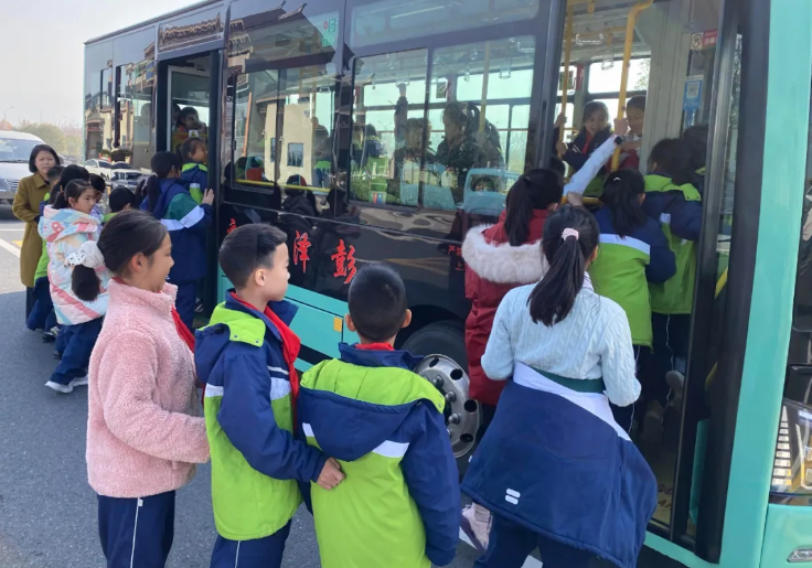 九江長(zhǎng)運(yùn) 完成“青春唱響”第二屆彭澤縣中小學(xué)合唱比賽運(yùn)輸保障任務(wù)