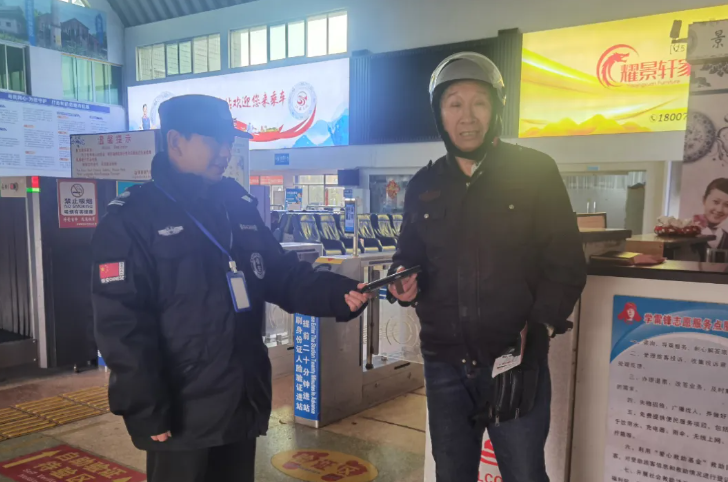 景德鎮(zhèn)長(zhǎng)運(yùn)：安檢員拾金不昧 旅客手機(jī)“失而復(fù)得”