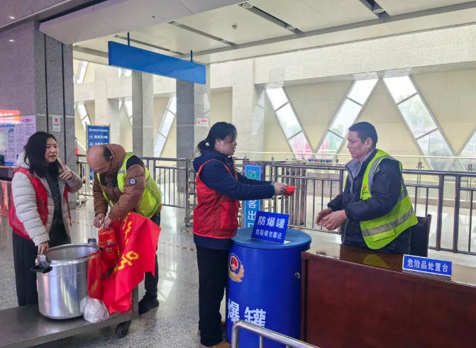 都市城際公交：開展臘八節(jié)暖心送粥活動(dòng)