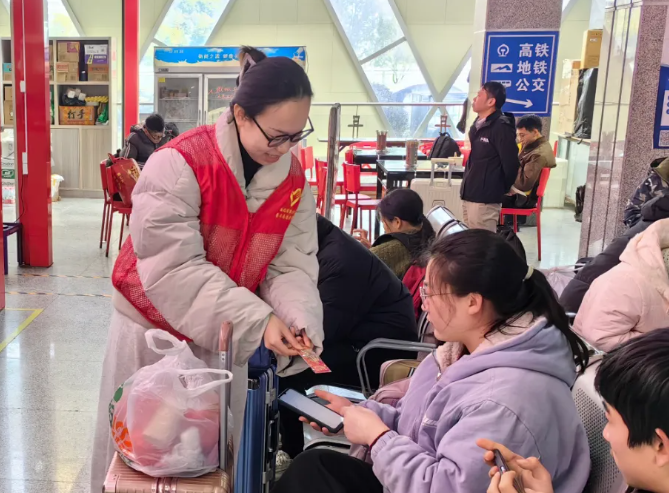 都市城際公交：開(kāi)展“情暖春運(yùn) 志愿送?！敝黝}志愿服務(wù)活動(dòng)