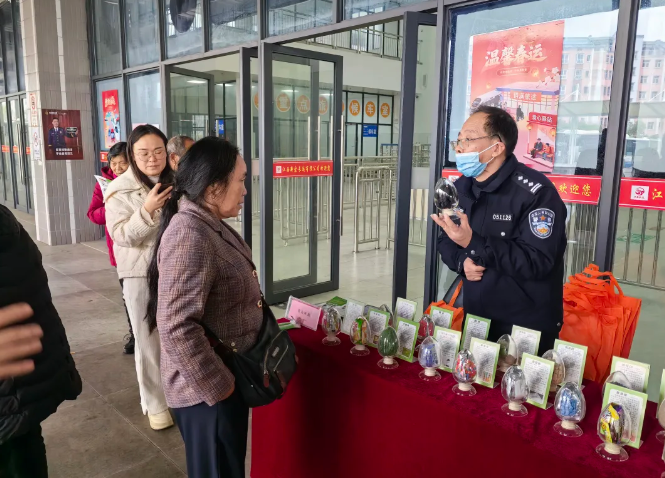 新余市仙來派出所聯(lián)合渝水區(qū)禁毒大隊開展春運禁毒宣傳活動